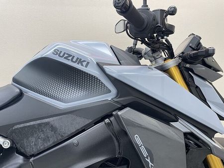 スズキ GSX-S1000 GSX-S1000 2022年モデル OVER製スライダー ヨシムラ製エンジンガード デイ 17
