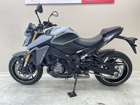 スズキ GSX-S1000 GSX-S1000 2022年モデル OVER製スライダー ヨシムラ製エンジンガード デイ 3