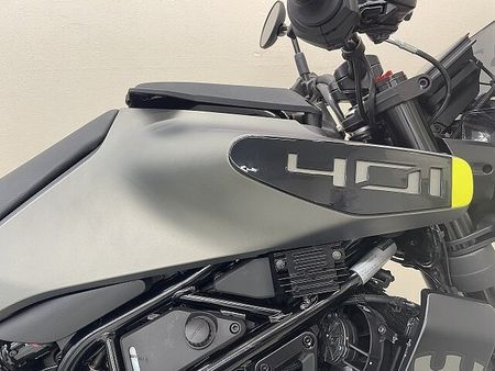 ハスクバーナ SVARTPILEN 401 スヴァルトピレン401 2024年現行モデル ワンオーナー ライトガード装備 16