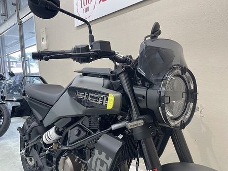 ハスクバーナ SVARTPILEN 401 スヴァルトピレン401 2024年現行モデル ワンオーナー ライトガード装備 8