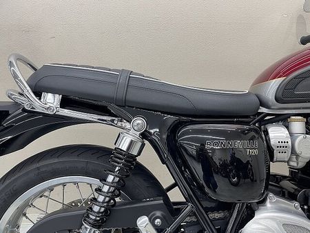 トライアンフ BONNEVILLE T120 ボンネビルT120 2024年モデル スクリーン USB電源装備 19