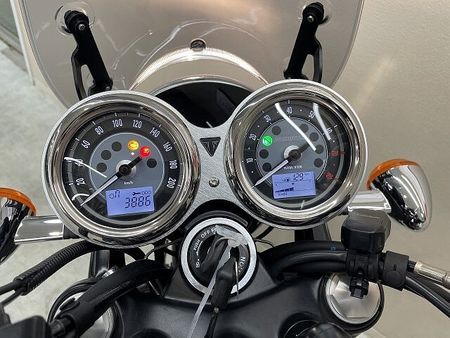 トライアンフ BONNEVILLE T120 ボンネビルT120 2024年モデル スクリーン USB電源装備 37