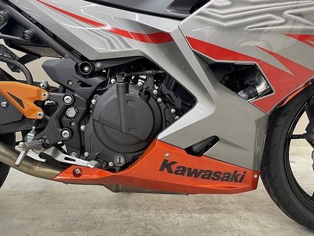 カワサキ ニンジャ 400 NINJA400 ヨシムラ製マフラー スモークスクリーン ハイシート USBポート フェン 17