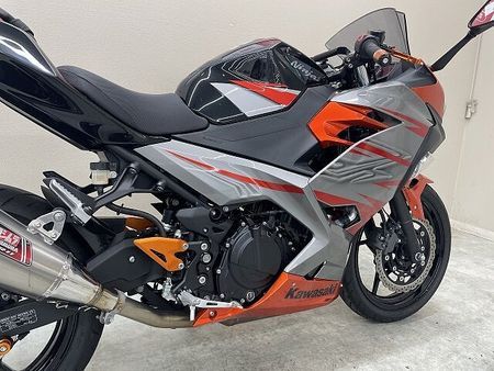 カワサキ ニンジャ 400 NINJA400 ヨシムラ製マフラー スモークスクリーン ハイシート USBポート フェン 23