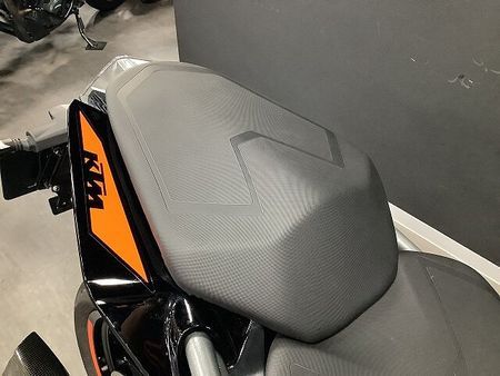 KTM 250 DUKE 【KTM小山認定中古車】250DUKE 2021年モデル アクラポビッチマフラー ハンドガ 23