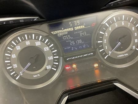 ホンダ フォルツァ(MF06) フォルツァ 電動スクリーン・セレクタブルトルクコントロール装備 4