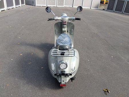 その他 Modena 125 英国の古き良き時代を現代に反映させた老舗バイクメーカーAJS、モデナ125。 8