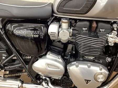 トライアンフ BONNEVILLE T120 Bonneville T120 2022年モデル グラブバー サイドバック 装備 19