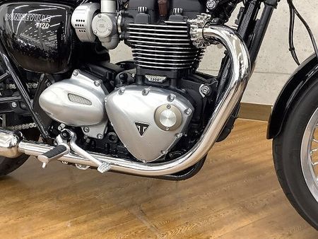 トライアンフ BONNEVILLE T120 Bonneville T120 2022年モデル グラブバー サイドバック 装備 22