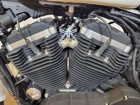 ハーレーダビッドソン XL883R XL883RI・バッテリー新品・LEDヘッドライト・オーリンズサス・極小ウインカー・チンス 35