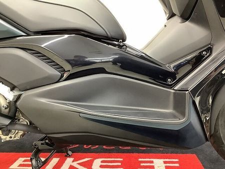 ヤマハ XMAX 250 XMAX アクセサリーバー・ローダウンサス・バックレスト・スモークウインカーレンズ装備車両 15