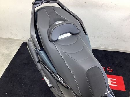 ヤマハ XMAX 250 XMAX アクセサリーバー・ローダウンサス・バックレスト・スモークウインカーレンズ装備車両 22