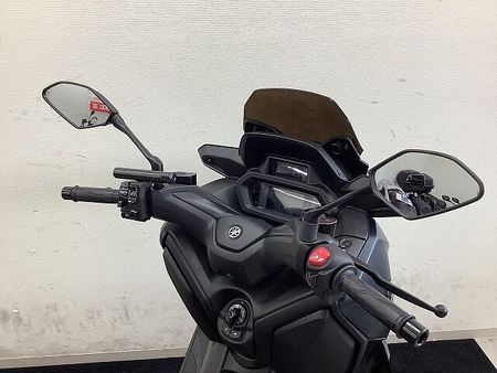 ヤマハ XMAX 250 XMAX アクセサリーバー・ローダウンサス・バックレスト・スモークウインカーレンズ装備車両 24