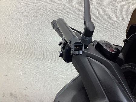 ヤマハ XMAX 250 XMAX アクセサリーバー・ローダウンサス・バックレスト・スモークウインカーレンズ装備車両 25