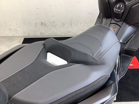 ヤマハ XMAX 250 XMAX アクセサリーバー・ローダウンサス・バックレスト・スモークウインカーレンズ装備車両 27