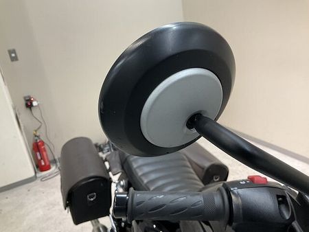 トライアンフ BONNEVILLE T100 ボンネビルT100◆2022年モデル◆トライアンフ純正リアバッグ◆ショートバイザー!! 17