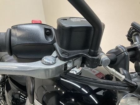 トライアンフ BONNEVILLE T100 ボンネビルT100◆2022年モデル◆トライアンフ純正リアバッグ◆ショートバイザー!! 19