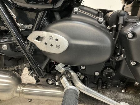 トライアンフ BONNEVILLE T100 ボンネビルT100◆2022年モデル◆トライアンフ純正リアバッグ◆ショートバイザー!! 32