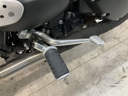 トライアンフ BONNEVILLE T100 ボンネビルT100◆2022年モデル◆トライアンフ純正リアバッグ◆ショートバイザー!! 35