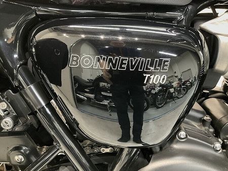 トライアンフ BONNEVILLE T100 ボンネビルT100◆2022年モデル◆トライアンフ純正リアバッグ◆ショートバイザー!! 37