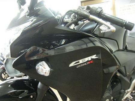 ホンダ CBR250R (2011-) 原付から大型車まで新車・中古車を多数取り揃えています!ウェビックを見たと言って下さい! 13