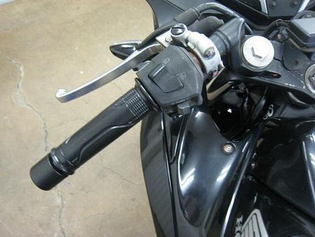ホンダ CBR250R (2011-) 原付から大型車まで新車・中古車を多数取り揃えています!ウェビックを見たと言って下さい! 24