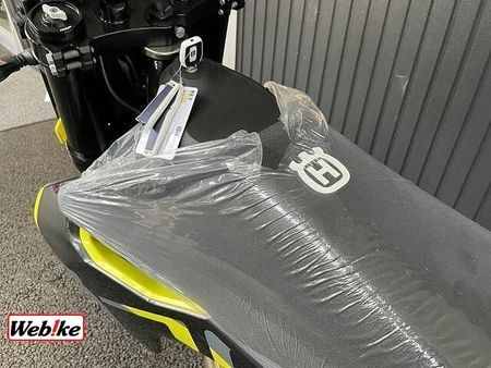 ハスクバーナ 701 SUPERMOTO 23