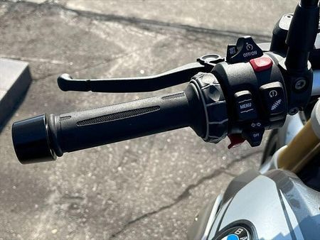 BMW R1250R ご自宅迄の配送料全国どこでも¥22,000円(税込)で、お届け可能です。※離島は除く 11