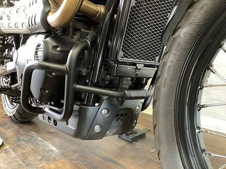 トライアンフ SCRAMBLER ストリートスクランブラー スクリーン USB サドルバック付き 25