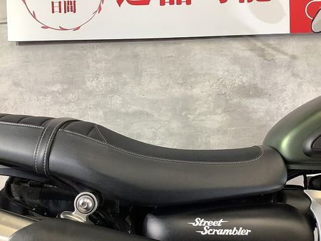 トライアンフ SCRAMBLER ストリートスクランブラー スクリーン USB サドルバック付き 27
