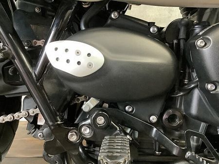 トライアンフ SCRAMBLER ストリートスクランブラー スクリーン USB サドルバック付き 32