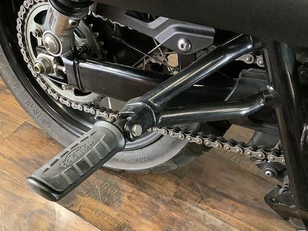 トライアンフ SCRAMBLER ストリートスクランブラー スクリーン USB サドルバック付き 37