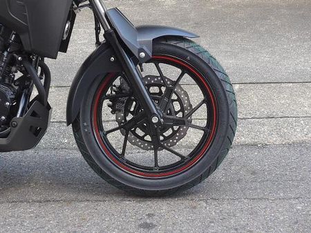 スズキ Vストローム250 スズキ・アドベンチャースポーツの末っ子。新色シルバー爽やか! 17