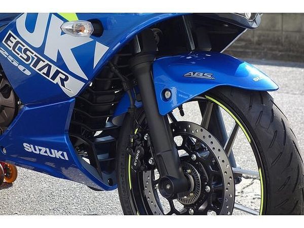 スズキ ジクサー SF250 さらに、今月のご契約特典としてセラミックコート施工をサービスで実施させていただきます!! 7