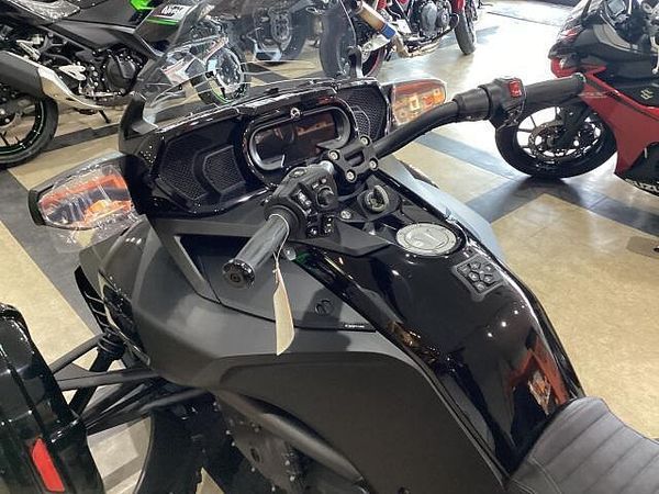 BRP Can-Am SPYDER F3 Limited 新車の事はメーカー正規取扱店の当店にお任せ下さい! 9