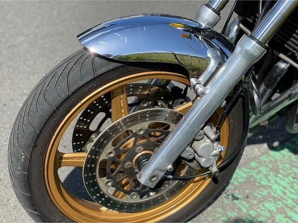 カワサキ ゼファー400 名変にて即乗り出来ます。※不在にしている場合が多い為、ご来店の際は必ず一度お電話下さい。 9