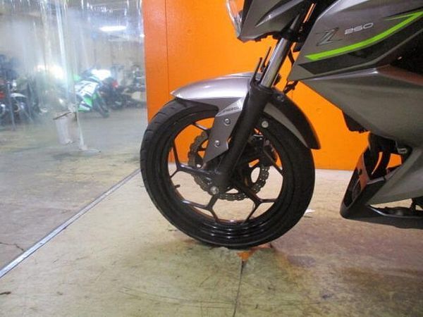 カワサキ Z250 後期のスリーパークラッチにABS搭載の低走行の綺麗なZ250が入荷!高価なドラレコも装備済 8