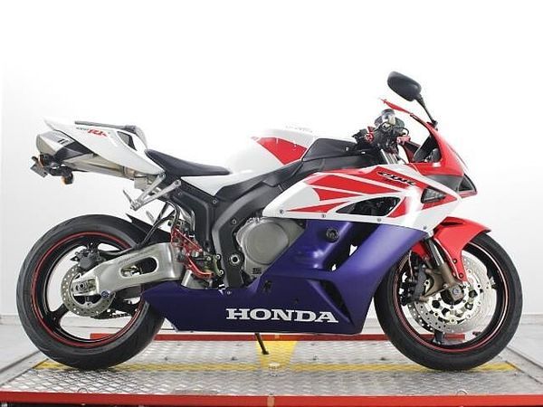 ホンダ CBR1000RR 国内モデルなのでアフターメンテナンス、安心ですね 1