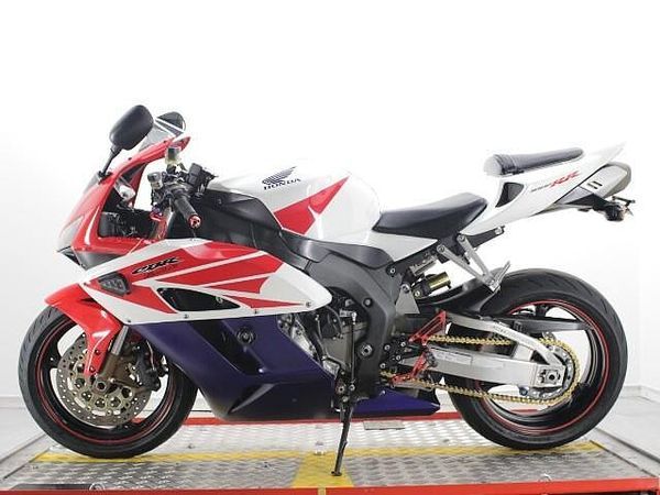 ホンダ CBR1000RR 国内モデルなのでアフターメンテナンス、安心ですね 2