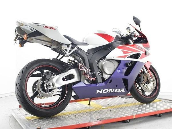 ホンダ CBR1000RR 国内モデルなのでアフターメンテナンス、安心ですね 5