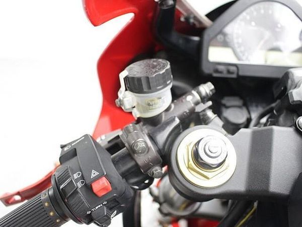ホンダ CBR1000RR 国内モデルなのでアフターメンテナンス、安心ですね 9