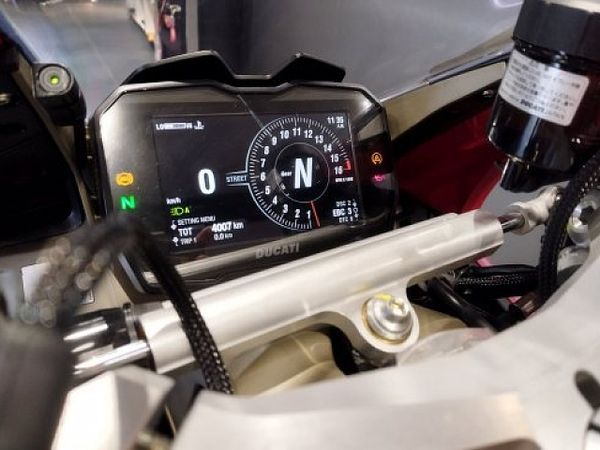 ドゥカティ PANIGALE V4 S 10