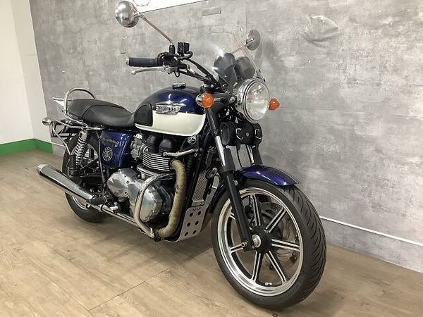 トライアンフ BONNEVILLE SE ボンネビルSE 2011年モデル USB スクリーン エンジンガード 2