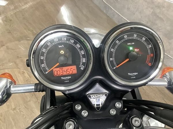 トライアンフ BONNEVILLE SE ボンネビルSE 2011年モデル USB スクリーン エンジンガード 7