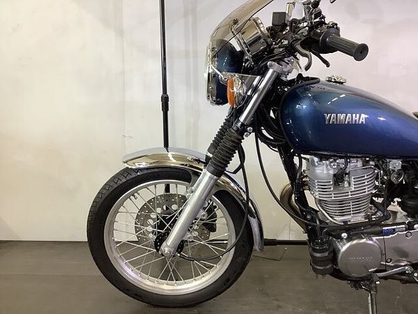 ヤマハ SR400 SR400 パフォーマンスダンパー スクリーン USB-A2ポート装備 赤キー・スペアキー 9
