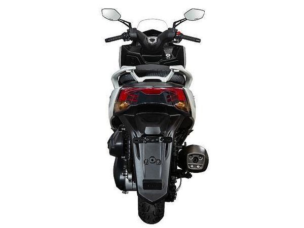 キムコ X-TOWN CT125 フルフラットフロア採用で、大きな荷物も安心して運べます 4