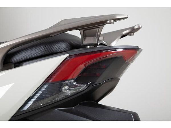キムコ X-TOWN CT125 フルフラットフロア採用で、大きな荷物も安心して運べます 9