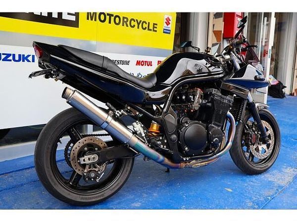 スズキ GSF1200 トルクフルな油冷マシンを存分に走らせる、ヘビーなカスタム車です。 3