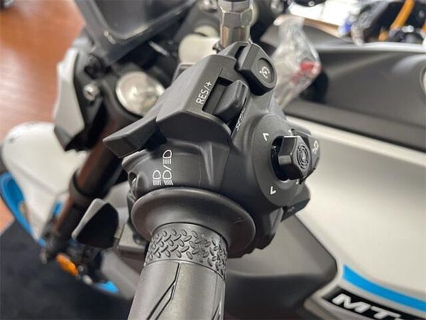 ヤマハ MT-07 Y-AMT ハンドシフトとオートマチックのスイッチは、あらゆるシーンで快適なライディングをもたらす 8