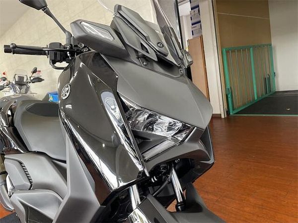 ヤマハ XMAX 250 上品さと躍動感を両立させたXMAXらしいスタイリング 10